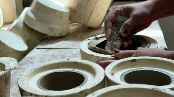 Lavorando fatto a mano creatività nel un' ceramica laboratorio video