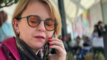 giovane femmina biondo donna è parlando per sua mobile Telefono video