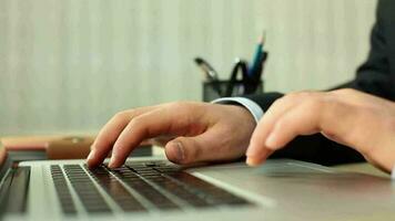 homem de negocios digitando com computador portátil video