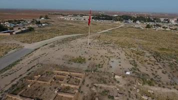 aéreo ver de Turquía bandera y antiguo pueblo video