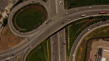 aéreo ver de ciudad tráfico y muchos autopista video