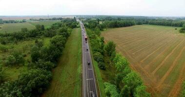 Antenne Aussicht von ländlich Straße und der Verkehr video