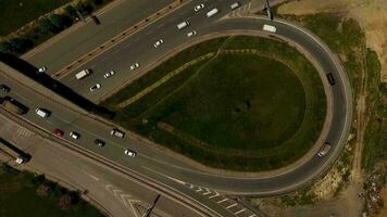 aérien vue de Véhicules dans ville circulation et Autoroute, Véhicules sortir Autoroute et en mouvement vers pont, sélectif se concentrer, Istanbul, dinde video