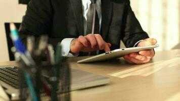 Geschäftsmann mit Tablette Computer im Büro beim arbeiten, Geschäftsmann Geschäftsmann suchen beim Geschäft Projekte von Tablette Computer im Büro beim arbeiten, selektiv Fokus video