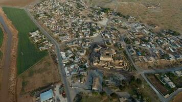 antenne visie van oud stad met klein gebouwen, klein stad- met oud gebouwen en straat van stad, sanliurfa harran kalkoen video