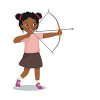 linda pequeño africano niña con arco y flecha haciendo tiro al arco deporte puntería Listo a disparar vector