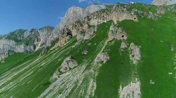 aéreo ver Disparo de fluido cascada abajo cubierto de musgo montaña en azerbaiyán video