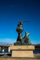 estatua de el Varsovia sirena en el bancos de el río con un puente en el antecedentes foto