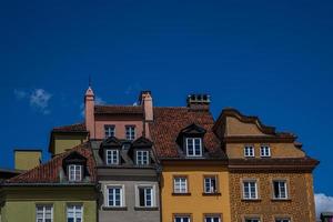 histórico original viviendas en el antiguo pueblo de Varsovia en Polonia en un verano día foto