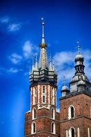 histórico histórico S t. de maría Iglesia en cracovia, Polonia en un calentar verano día foto