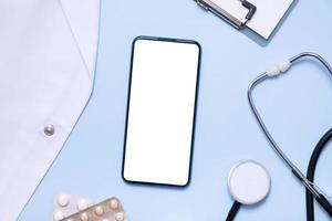 Bosquejo de un teléfono con médico herramientas. digital cuidado de la salud y medicina en línea plano poner, parte superior ver foto