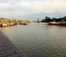 una vista del río támesis en hammersmith foto