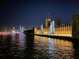 un ver de el casas de parlamento en Londres a noche foto