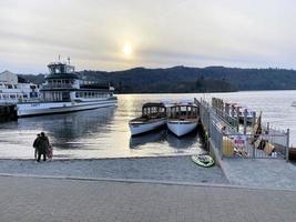 Windermere en el lago distrito en abril 2023. un ver de lago Windermere en el noche foto