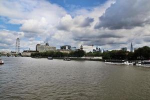 una vista del río támesis en londres foto