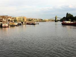 una vista del río támesis en hammersmith foto