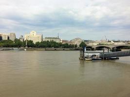 una vista del río támesis cerca del puente de la torre foto