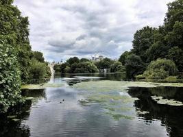 una vista de un parque en londres foto