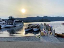 Windermere en el lago distrito en abril 2023. un ver de lago Windermere en el noche foto