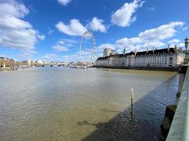 una vista del río támesis en londres foto