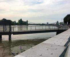 una vista del río támesis en hammersmith foto