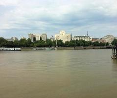 una vista del río támesis cerca del puente de la torre foto