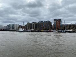 una vista del río támesis cerca del puente de la torre foto