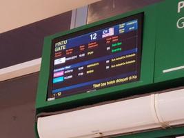 Malasia en septiembre 2022. un electrónico información tablero a un autobús estación en Malasia demostración el salida veces de autobuses a ipoh foto