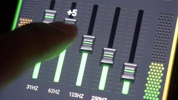 hand- afstemmen geluid equalizer Aan digitaal scherm. digitaal muziek- geluid aanpassen. instelling 5 bar van bas treble en midden- geluid bar Aan monitor. audio equalizer Aan zwart. muziek- equalizer opstelling voor genieten. video