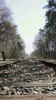 schließen oben von Eisenbahn Spuren im Landschaft video