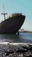 massiv fartyg på hav se från klippig Strand video