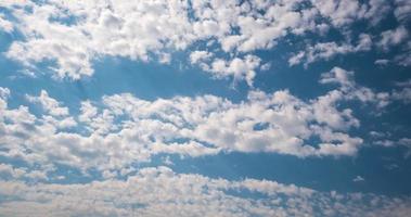 4k lapso de tiempo iridiscente diferente capas de nubes en azul cielo video