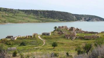 Zoom dans vue célèbre attraction - foinikas, un abandonné village dans le paphos district de Chypre. fantôme ville - célèbre visite destination dans grec Chypre video