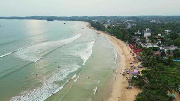 weligama spiaggia baia nel sri lanka di fuco video