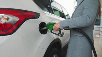 femme remplit essence dans sa voiture à une gaz station fermer video