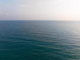 aéreo zumbido ver de Oceano con turquesa mar agua y palma arboles de Golfo de tailandia bueno isla, Tailandia foto