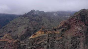 aereo Visualizza di los gigantes scogliere su tenerife nel nuvoloso tempo atmosferico, canarino isole, Spagna. accelerato video