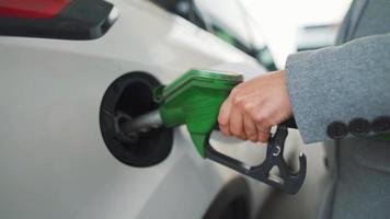 mujer llena gasolina dentro su coche a un gas estación de cerca video