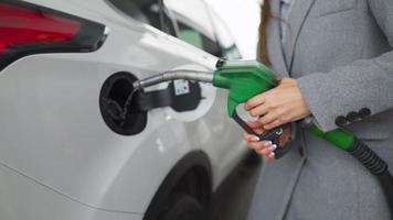 mulher preenche gasolina para dentro dela carro às uma gás estação fechar-se video