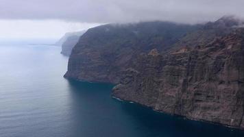 antenne visie van los gigantes kliffen Aan Tenerife in bewolkt het weer, kanarie eilanden, Spanje. versneld video