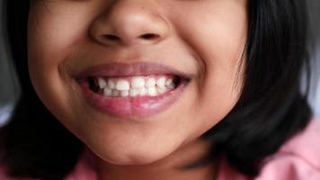 criança sorridente com saudável branco dentes. video