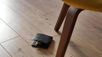 sinistra portafoglio su pavimento a casa video