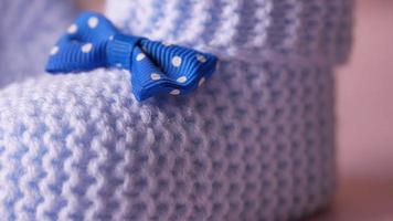 Blau Farbe gestrickt Schuhe zum ein Kleinkind. video