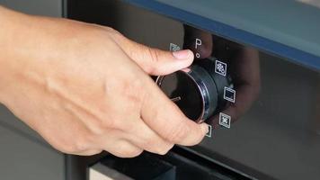 vrouw hand- instelling temperatuur controle Aan oven video