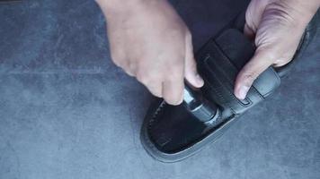 pulire le scarpe con una spazzola sul pavimento video