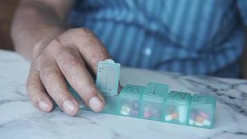 Senior Mann Hände nehmen Medizin von ein Pille Box video