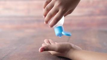 kind hand- Aan tafel gebruik makend van hand- ontsmettingsmiddel video