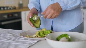 tempo periodo di preparazione avocado per uso - separa il polpa a partire dal il pelle con un' cucchiaio. salutare vegano prima colazione video