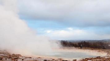 Geysir, Island, 2023 - - ausbrechen Geysir Schlagkur. strokkur ist Teil von geothermisch Bereich. video