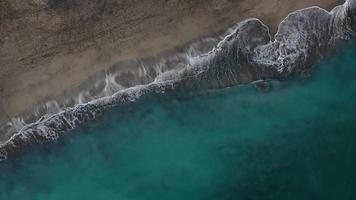 aereo Visualizza di il deserto nero spiaggia su il atlantico oceano. costa di il isola di tenerife, canarino isole, Spagna. aereo fuco metraggio di mare onde raggiungendo costa. video